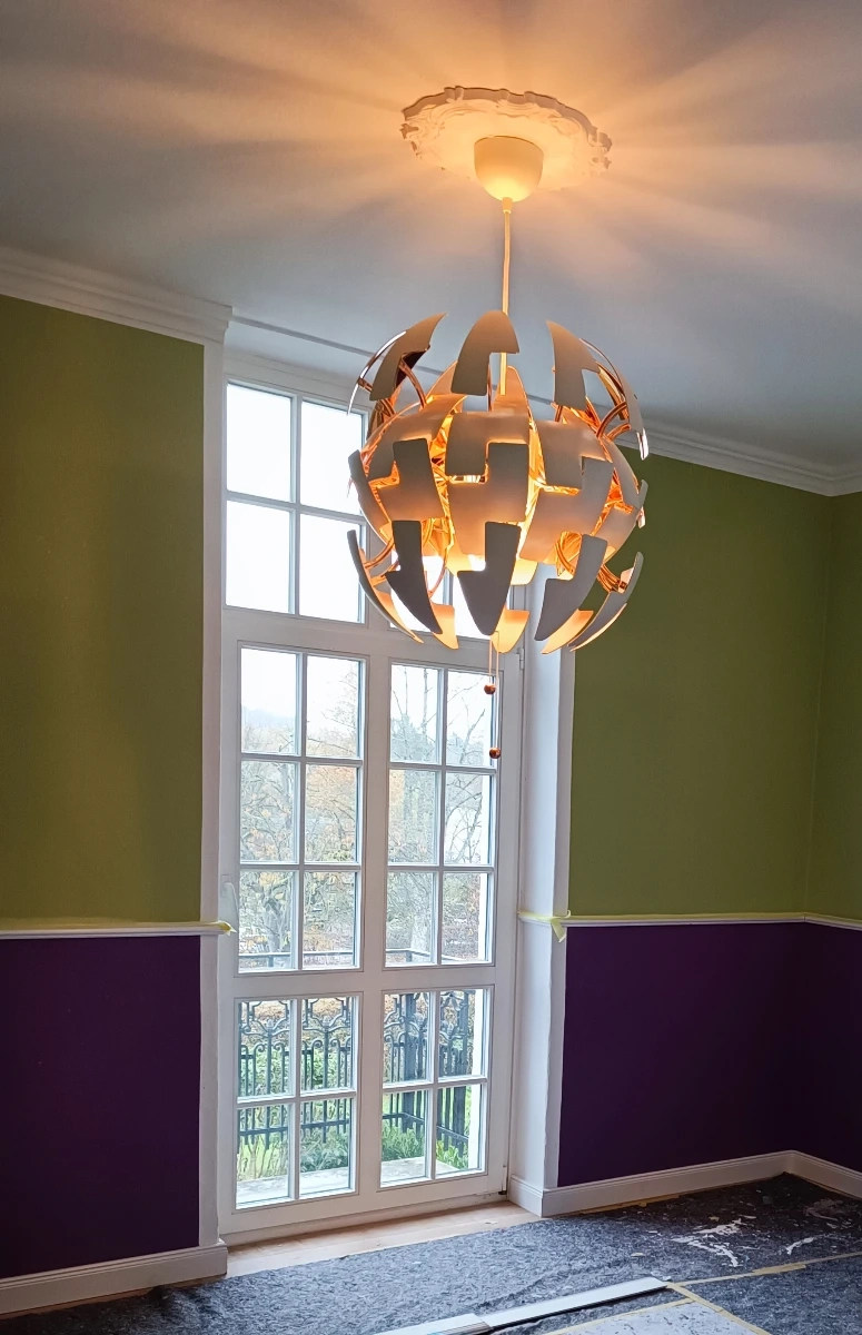 Moderne kugelförmige Deckenleuchte in Renovierungsraum, Beleuchtung